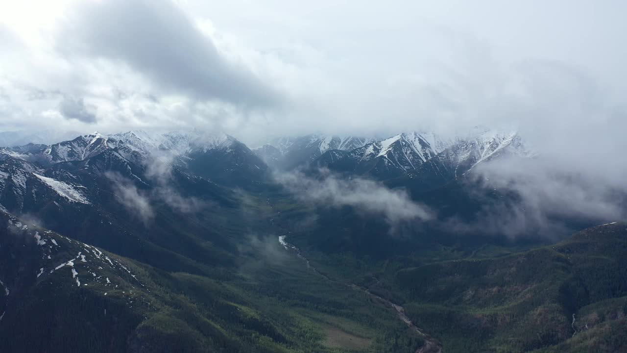 视频从一个非常高的高度在山区云中空中4K视频素材