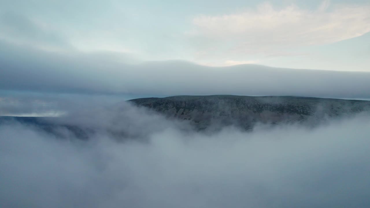 空中轨道拍摄的白云和陡峭的山脊瑞典视频素材