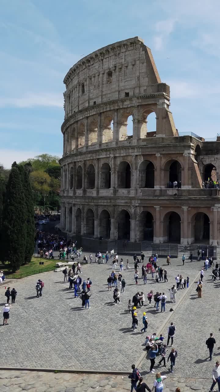 垂直方向航拍的最著名的罗马斗兽场与游客在夏季阳光明媚的日子视频素材