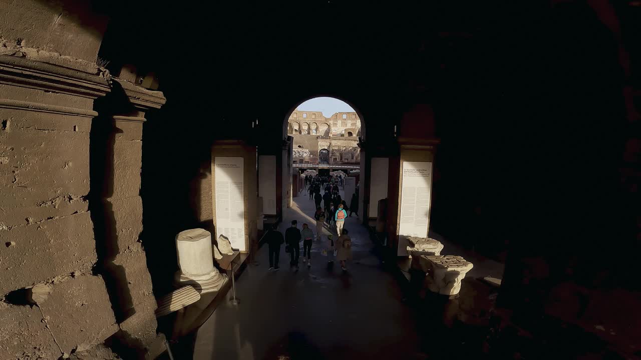 罗马斗兽场内部拱门展示了意大利罗马的建筑细节，空中无人机低空飞行拍摄，慢动作视频素材