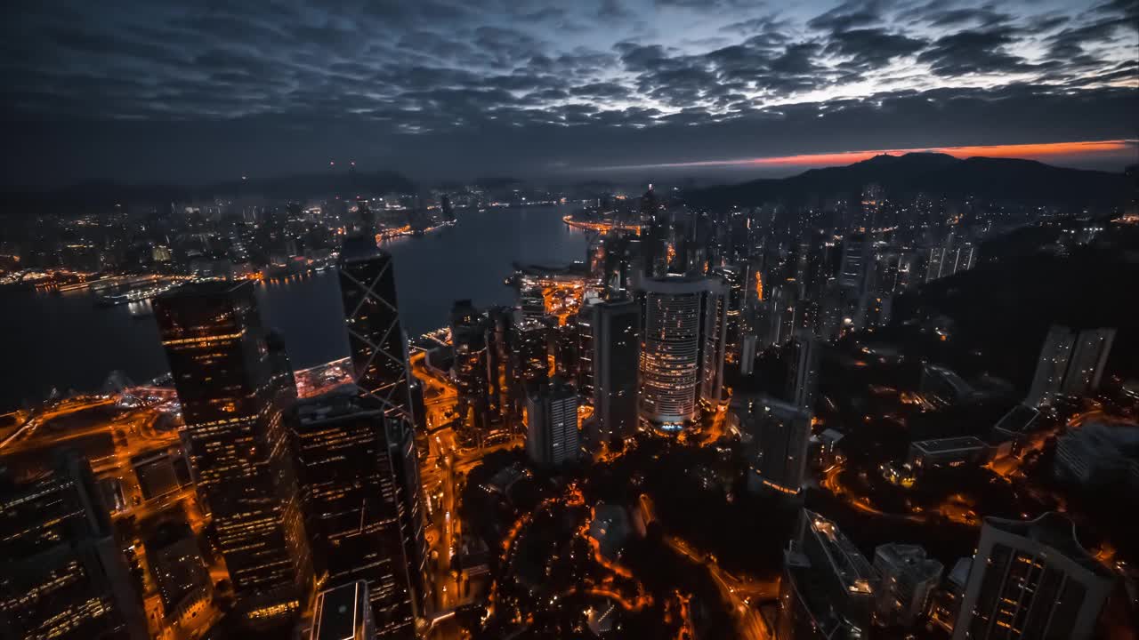 城市中的建筑物在夜间的空中视频素材