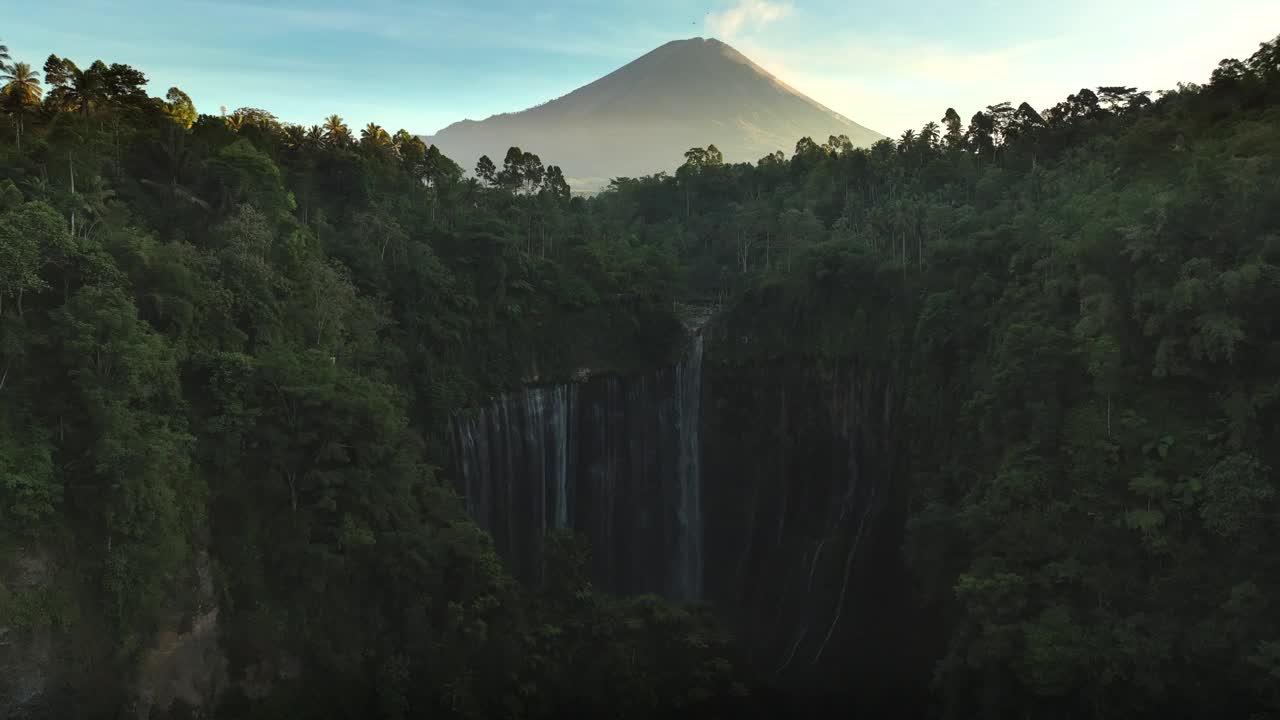 风景秀丽的鸟瞰图日出的图姆帕克塞乌瀑布与塞默鲁火山背景丛林在爪哇岛，印度尼西亚视频素材