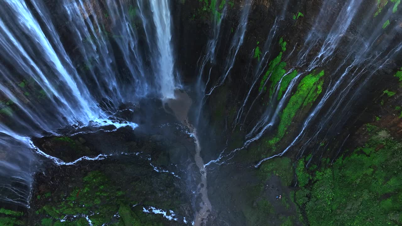 风景秀丽的鸟瞰图日出的图姆帕克塞乌瀑布与塞默鲁火山背景丛林在爪哇岛，印度尼西亚视频素材