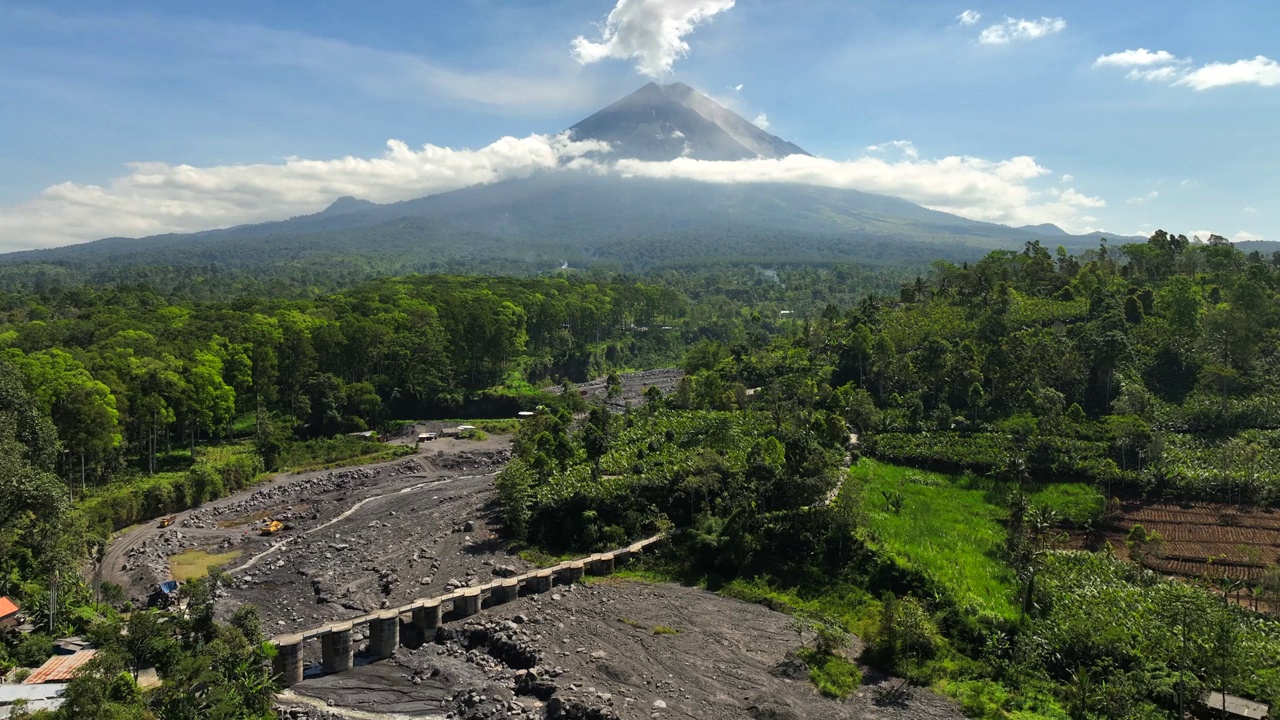 印尼爪哇，日出时，无人机飞向塞默鲁山活火山的鸟瞰图视频素材