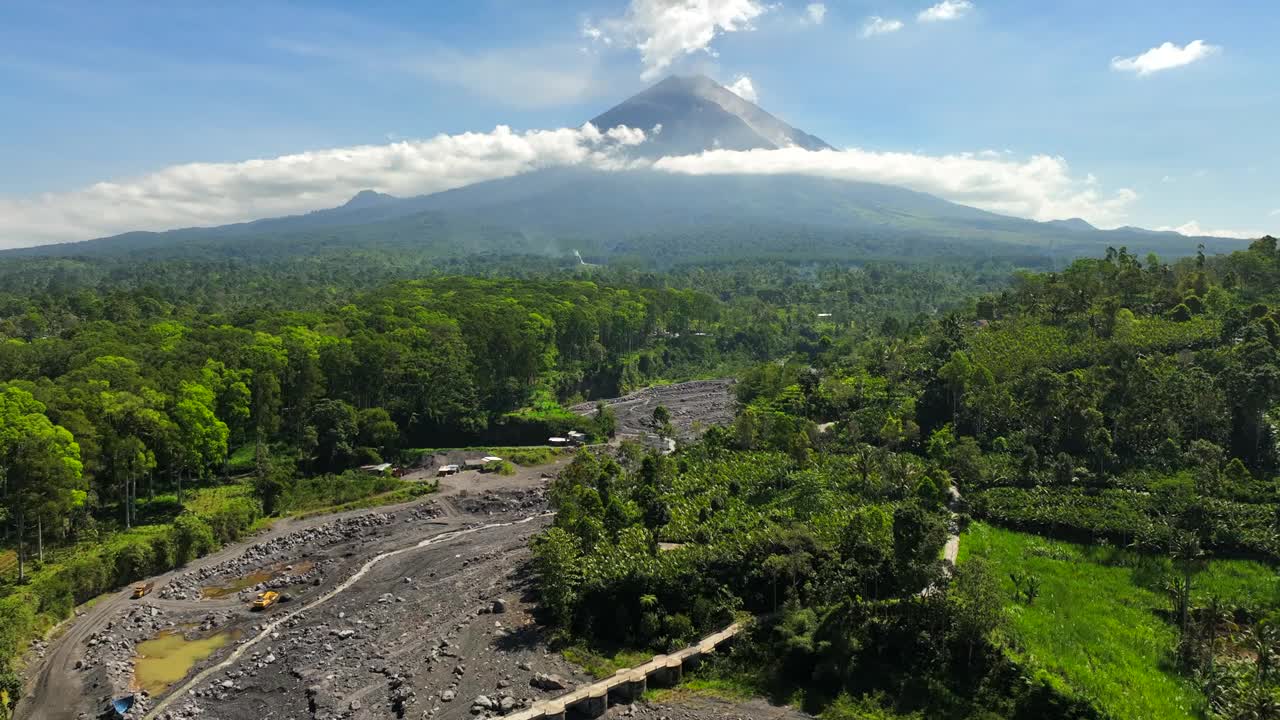 印尼爪哇，日出时，无人机飞向塞默鲁山活火山的鸟瞰图视频素材