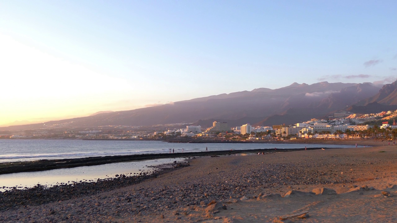 风景优美的海滩景色与夕阳，照亮特内里费岛的景观在4k慢动作60fps视频素材