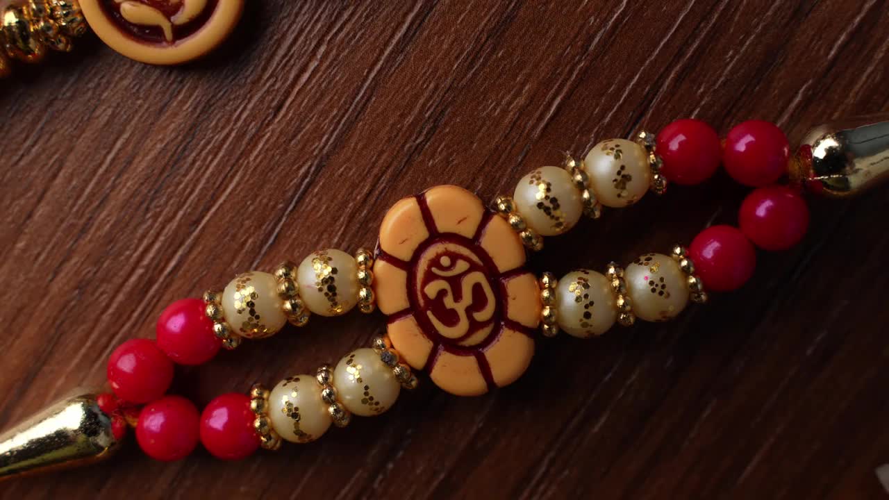 Raksha Bandhan背景与优雅的Rakhi和大米谷物木制纹理的背景。视频素材