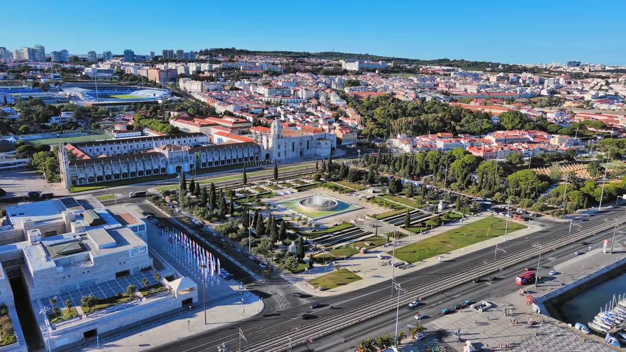 里斯本:葡萄牙首都的鸟瞰图，Jeronimos修道院(Mosteiro dos Jerónimos) + Praca do Imperio花园(Jardim da praa do imprio) -俯瞰欧洲全景视频素材