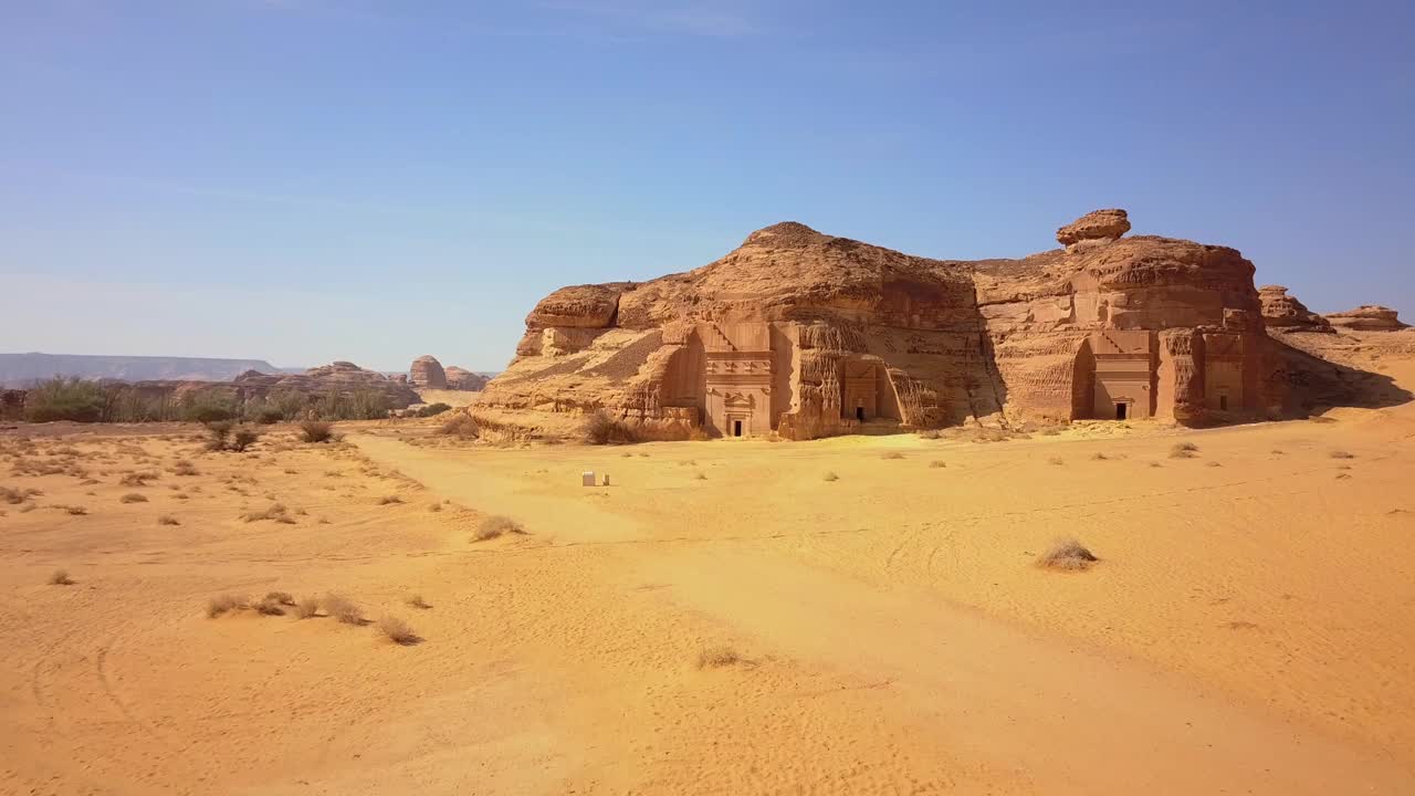 沙特阿拉伯沙漠中一座寺庙的鸟瞰图视频素材