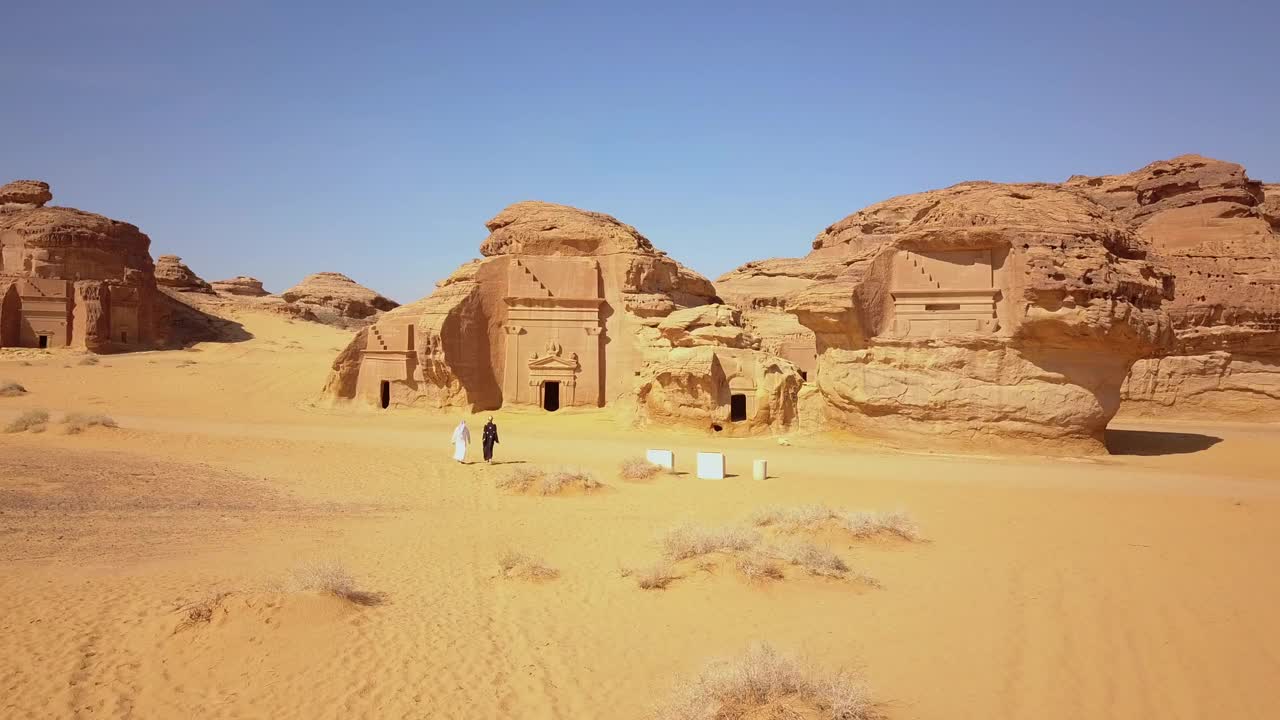 两个人在沙特阿拉伯沙漠一座寺庙的鸟瞰图视频下载