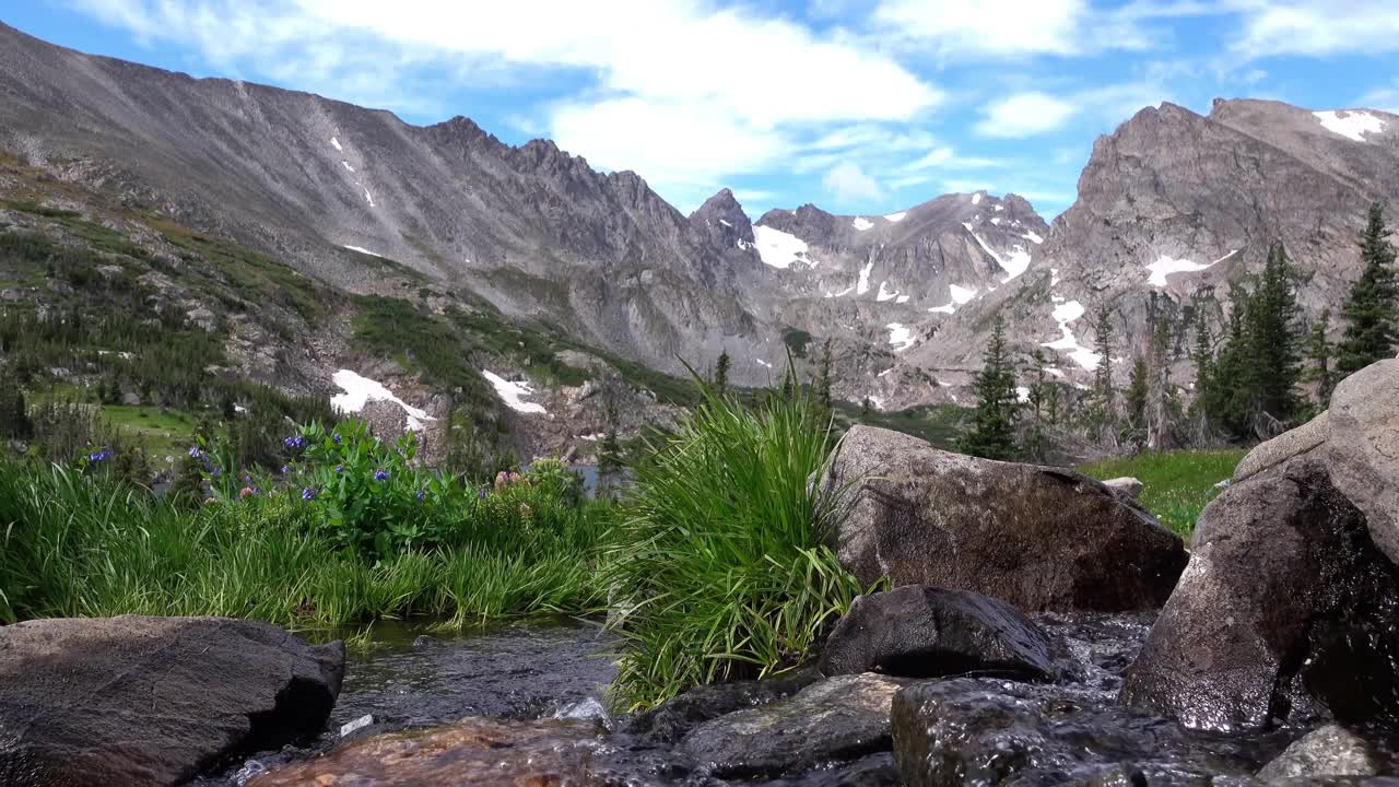 小山涧和高峰，印第安峰荒野地区，科罗拉多州视频素材