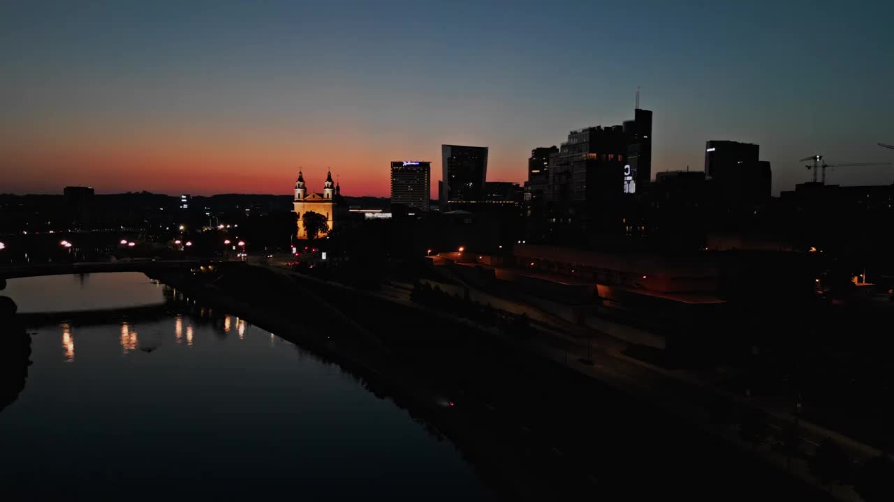 维尔纽斯市和河流夜景鸟瞰图视频下载