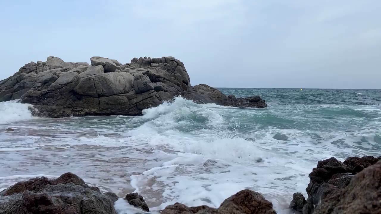 海滩上的海浪破碎，海上的大风天气视频素材