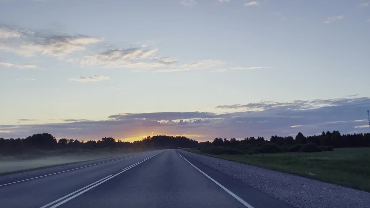 日出时在路上开车。视频素材