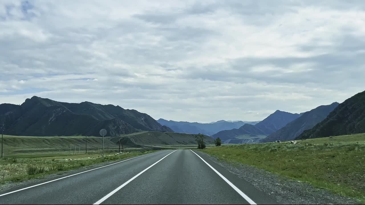 汽车行驶在山路上，景色壮丽。开车旅行。美丽的大自然。视频素材