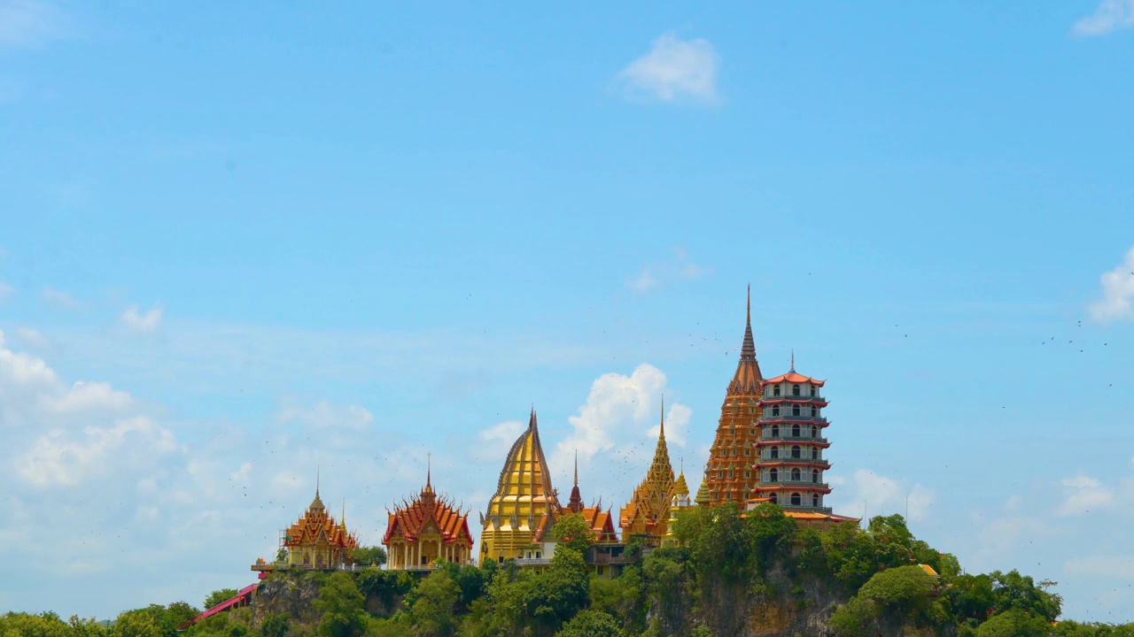 老虎洞寺及其周围的自然环境是一个受游客欢迎的旅游目的地，位于泰国北碧府的塔曼区视频素材