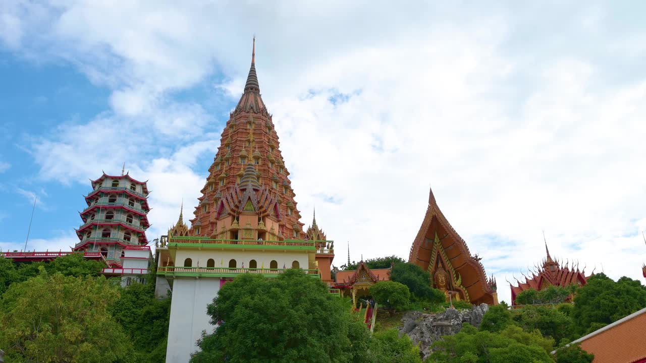 老虎洞寺及其周围的自然环境是一个受游客欢迎的旅游目的地，位于泰国北碧府的塔曼区视频素材