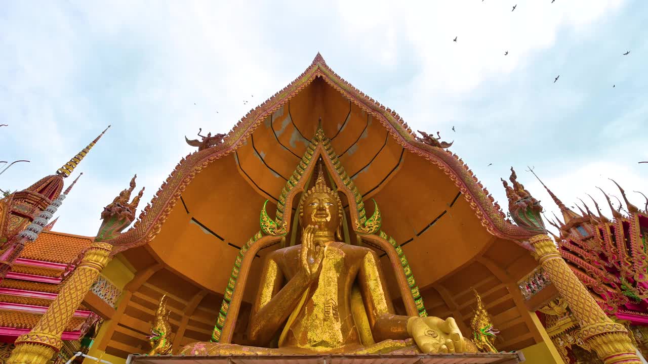 老虎洞寺及其周围的自然环境是一个受游客欢迎的旅游目的地，位于泰国北碧府的塔曼区视频素材