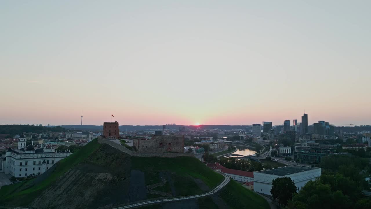 日落时分，格迪米纳斯塔和维尔纽斯市中心的壮丽鸟瞰图视频素材