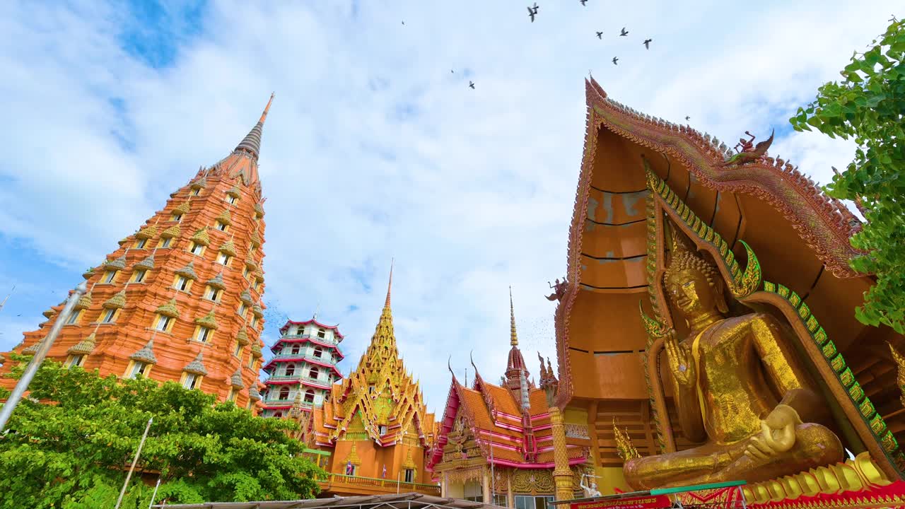 老虎洞寺及其周围的自然环境是一个受游客欢迎的旅游目的地，位于泰国北碧府的塔曼区视频素材