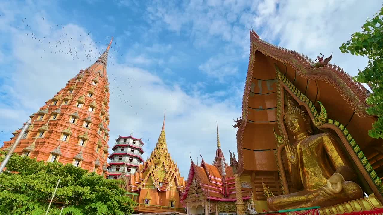 老虎洞寺及其周围的自然环境是一个受游客欢迎的旅游目的地，位于泰国北碧府的塔曼区视频素材