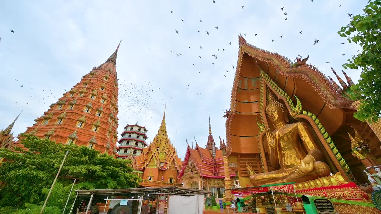 老虎洞寺及其周围的自然环境是一个受游客欢迎的旅游目的地，位于泰国北碧府的塔曼区视频素材