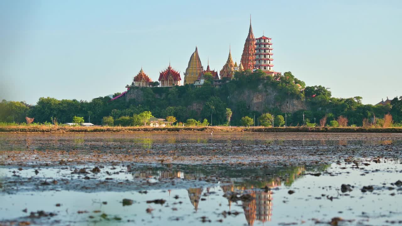 老虎洞寺及其周围的自然环境是一个受游客欢迎的旅游目的地，位于泰国北碧府的塔曼区视频素材