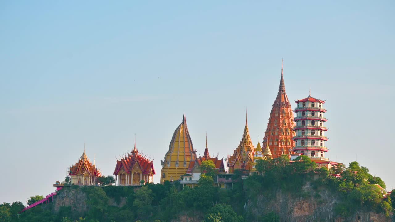 老虎洞寺及其周围的自然环境是一个受游客欢迎的旅游目的地，位于泰国北碧府的塔曼区视频素材