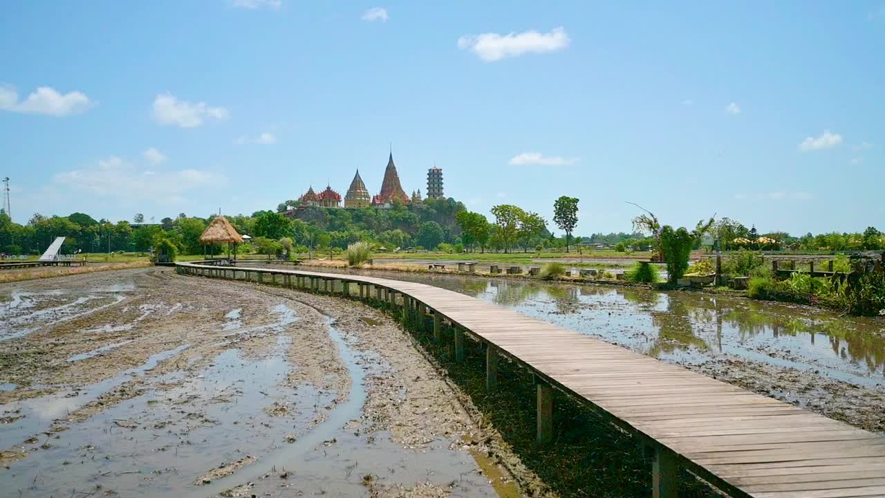 老虎洞寺及其周围的自然环境是一个受游客欢迎的旅游目的地，位于泰国北碧府的塔曼区视频素材