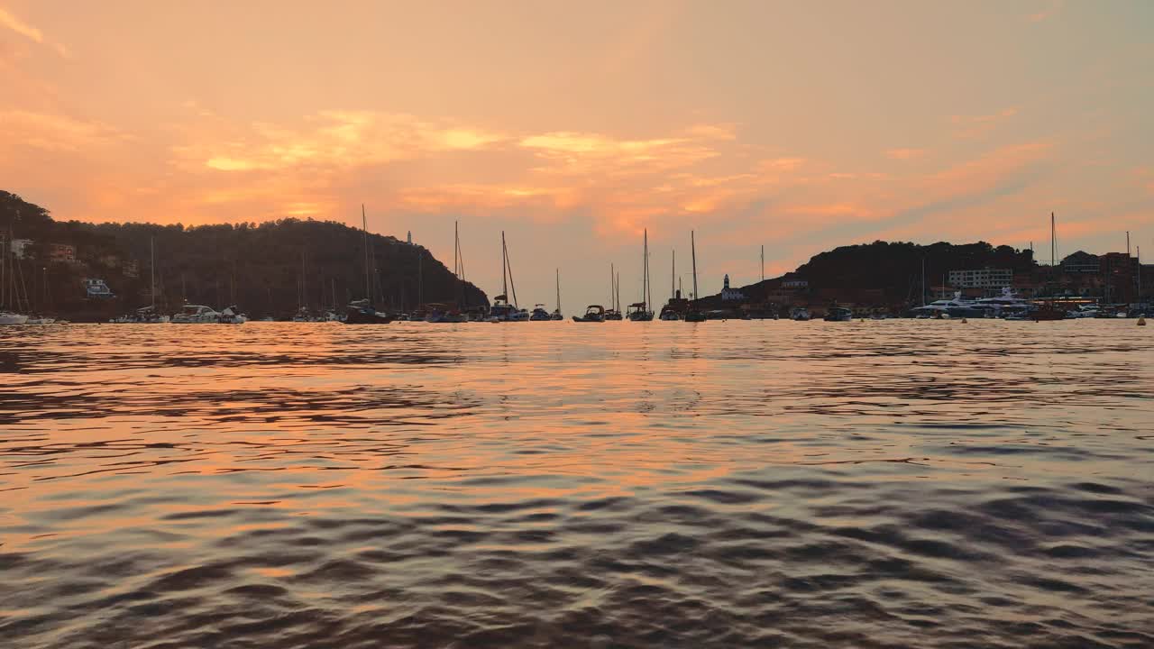 海上的日落。马略卡岛。西班牙。西班牙城市索勒港全景图。夏天。海湾里的游艇。视频素材