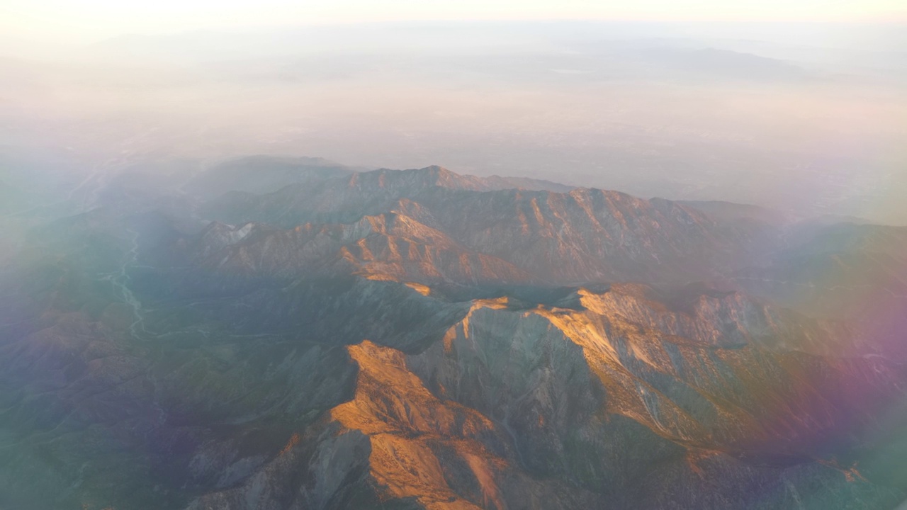 空灵的鸟瞰山脉沐浴在夕阳色调在4k视频素材