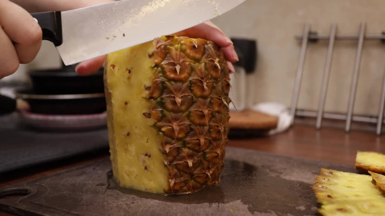 女人切菠萝，用刀切新鲜美味的热带水果视频素材