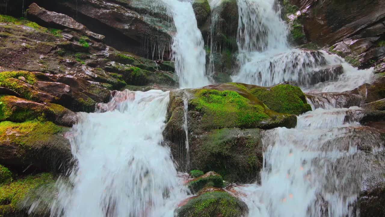 航空摄像机沿着风景秀丽的山间瀑布升起视频下载