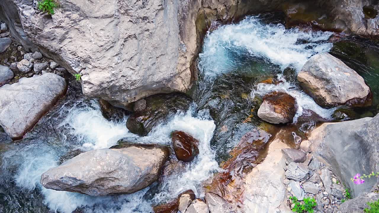 土耳其阿拉尼亚附近金牛座山脉的岩石和石头在萨帕德尔峡谷湍急的水流视频素材