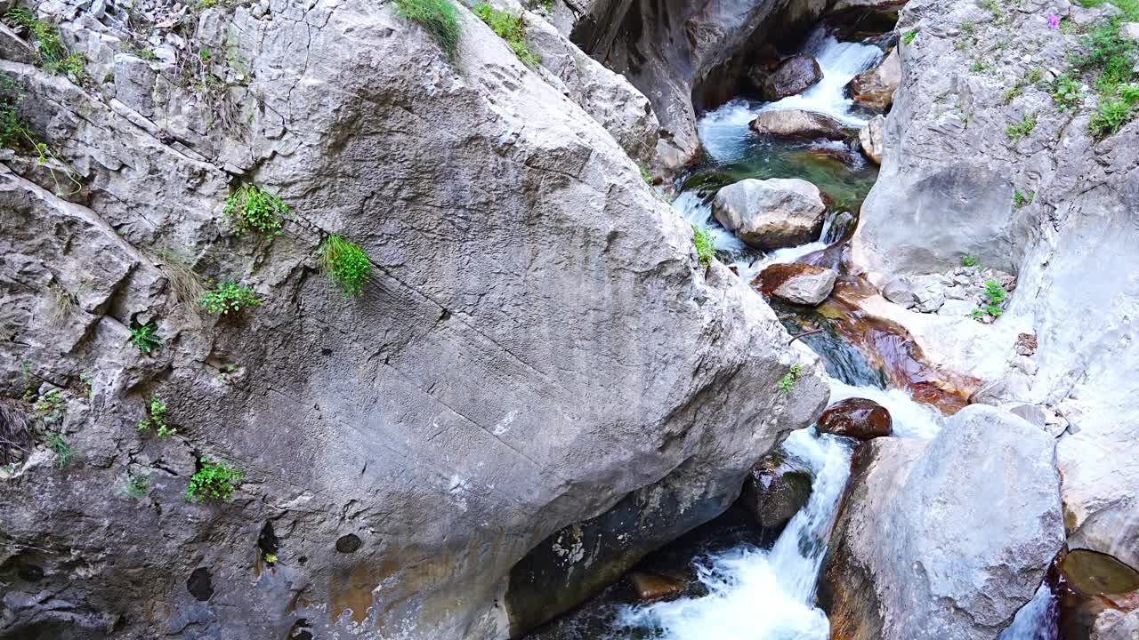 土耳其阿拉尼亚附近金牛座山脉的岩石和石头在萨帕德尔峡谷湍急的水流视频素材