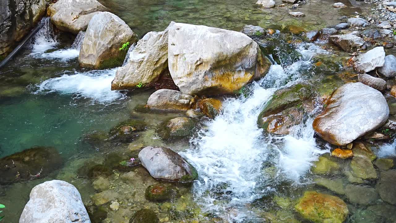 土耳其阿拉尼亚附近金牛座山脉的岩石和石头在萨帕德尔峡谷湍急的水流视频素材