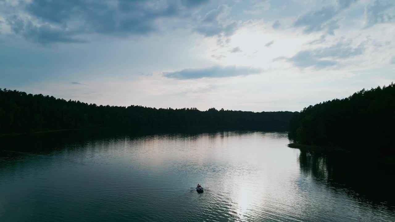 航拍到的船漂浮在Asveja湖上视频素材