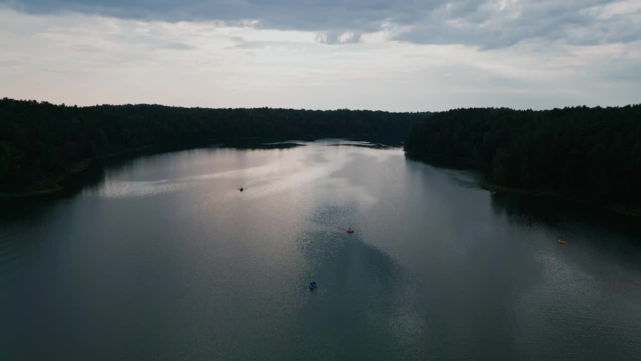 许多船在Asveja湖浮出水面。视频素材