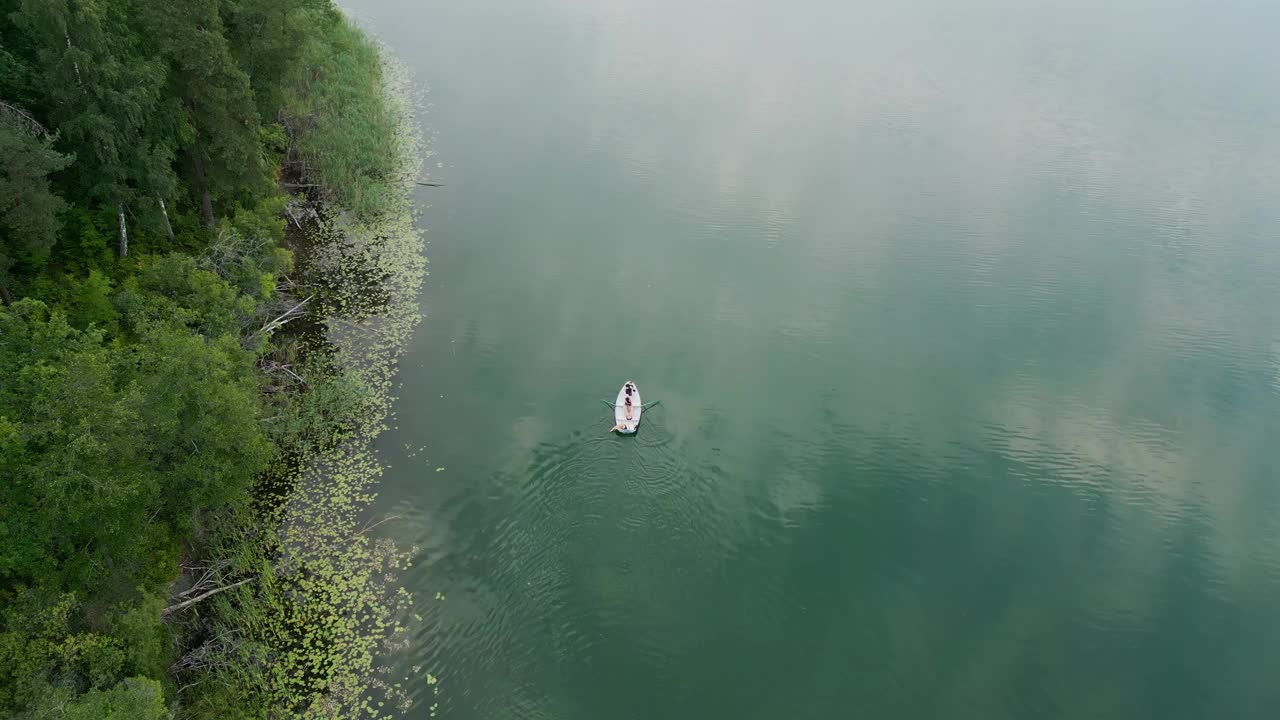 湖面上漂浮的船的俯视图视频素材