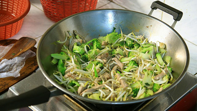 烹饪，蔬菜配肉视频素材