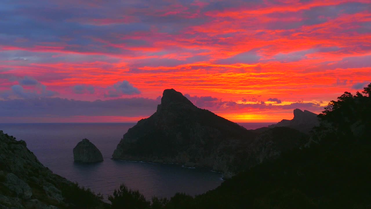 马略卡岛特拉蒙塔纳山脉，福门托角和埃斯科洛梅尔岩石的日出视频素材