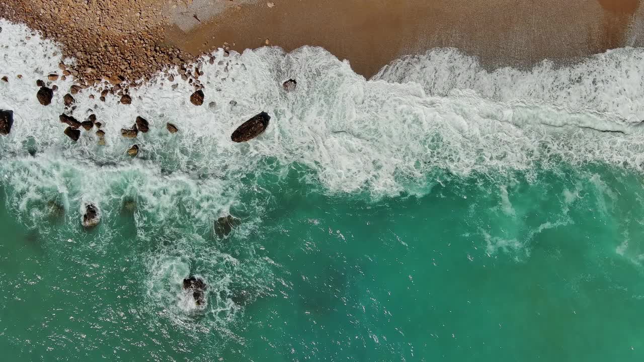 海滩和海浪高高在上视频素材