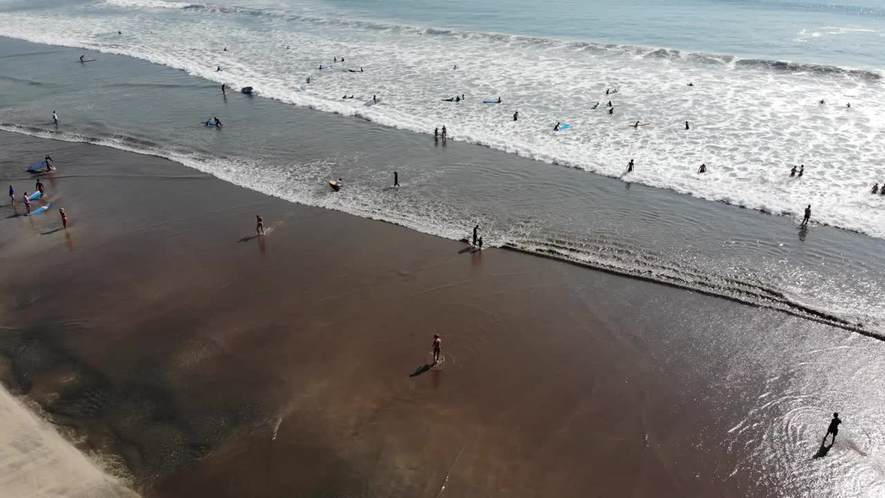 印度尼西亚巴厘岛的海滩。Badung城市。海水和游客的背景。深受游客和当地人的欢迎视频素材