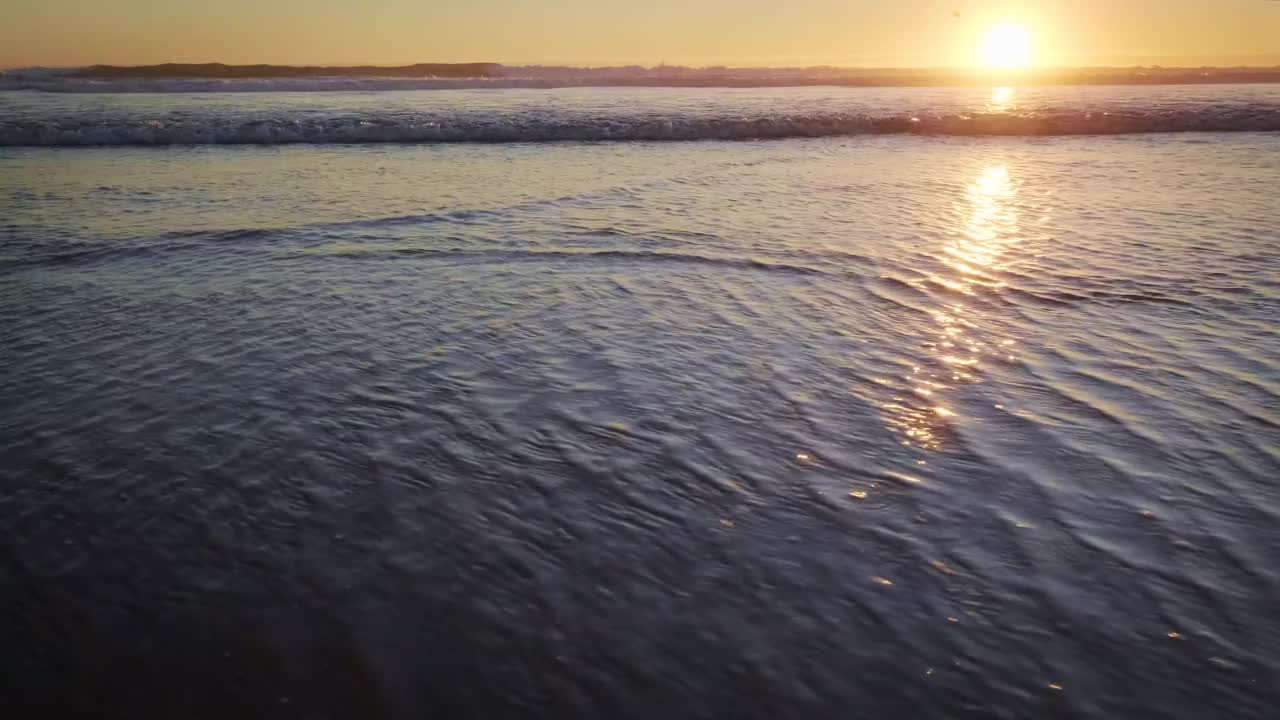 在葡萄牙的丰特达泰尔哈海滩，大西洋的日落伴随着汹涌的海浪视频素材