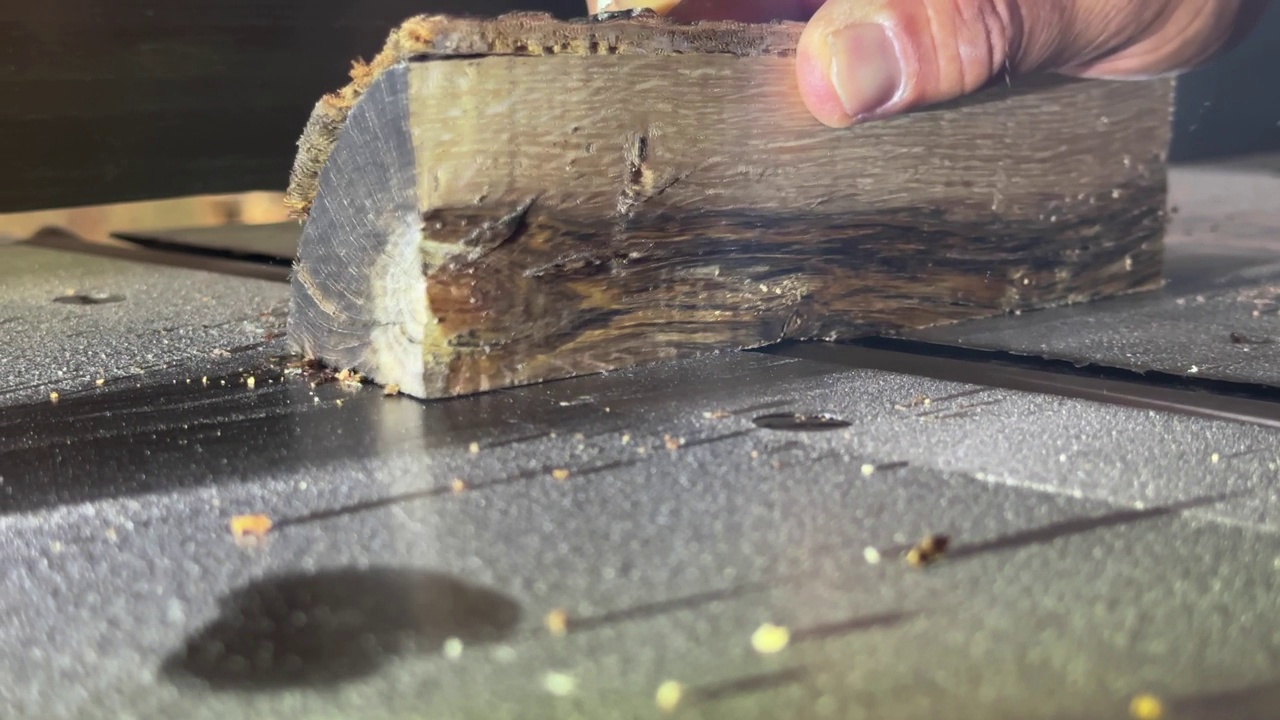 木匠正在切一块木头视频素材