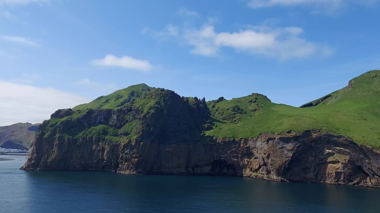 Vestmannaeyjar群岛宁静的岛屿，拥有令人惊叹的沿海景观和宁静的氛围。视频下载