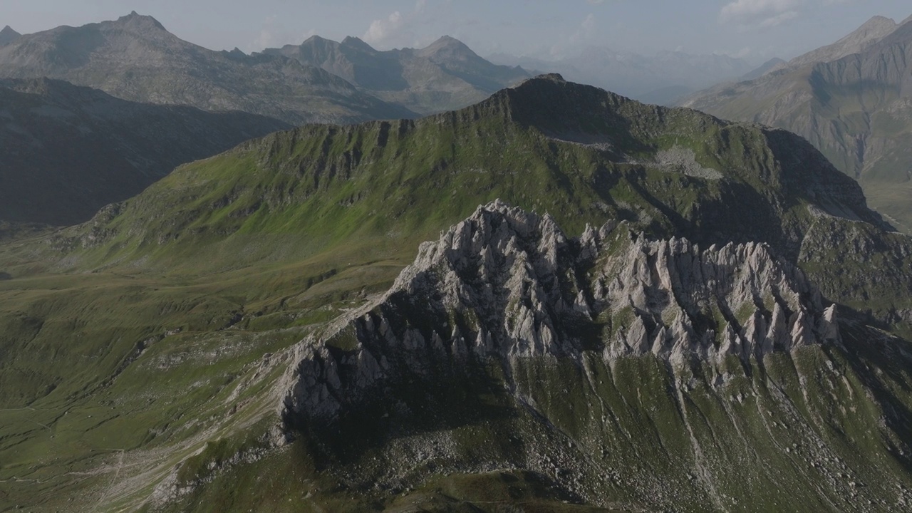 空中无人机的看法，岩石高山悬崖和牧场在日落视频素材