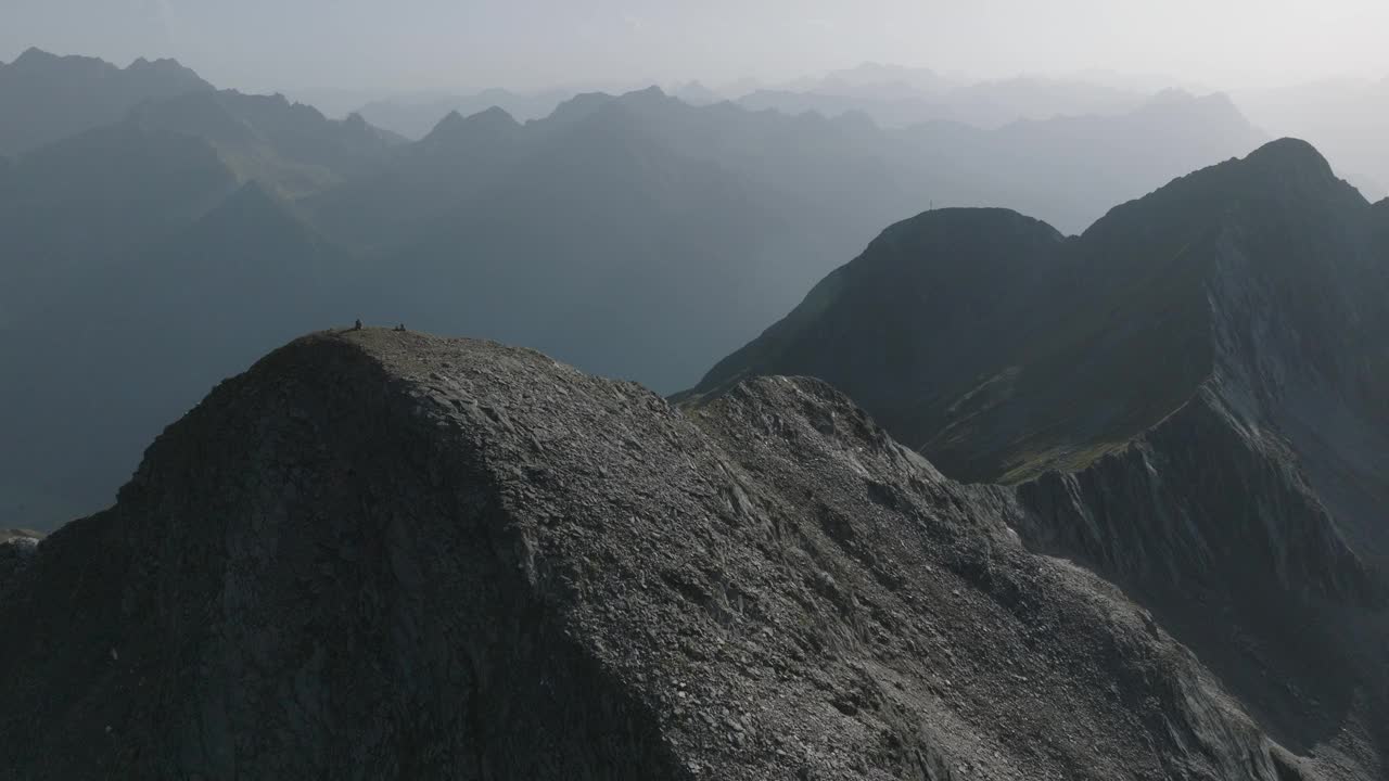 空中无人机的看法，岩石高山悬崖和牧场在日落视频素材