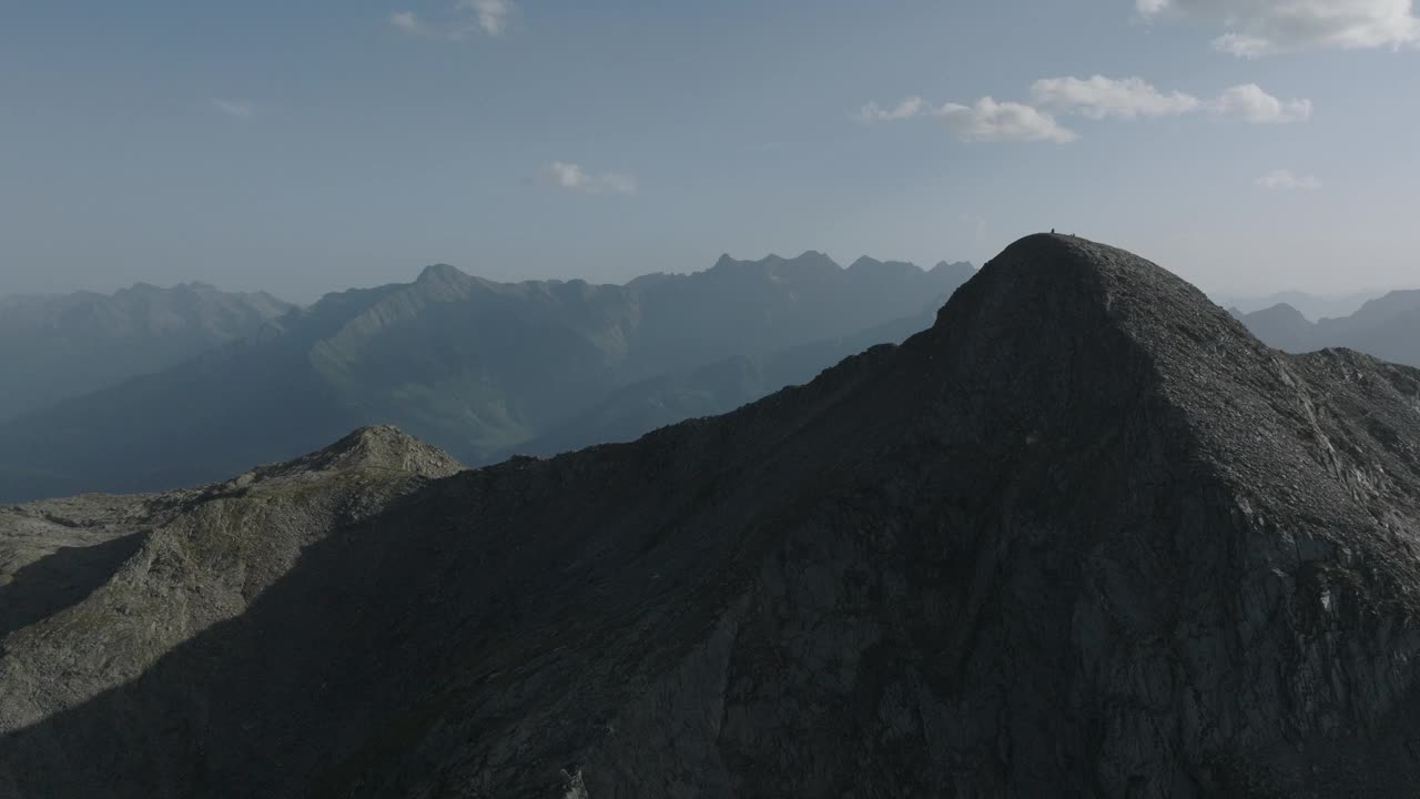 空中无人机的看法，岩石高山悬崖和牧场在日落视频素材