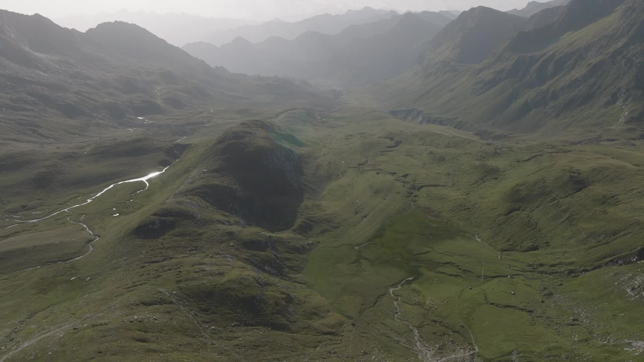 空中无人机的看法，岩石高山悬崖和牧场在日落视频素材